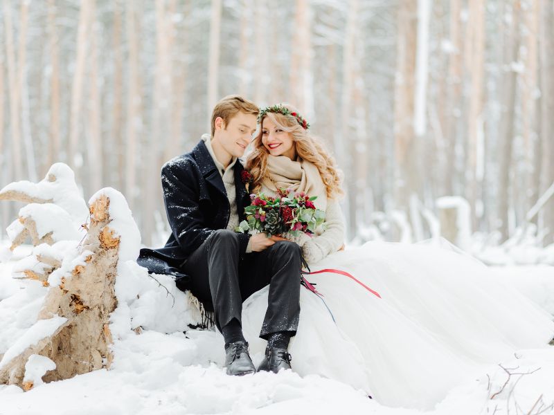 Organisation de mariage en hiver - couple neige